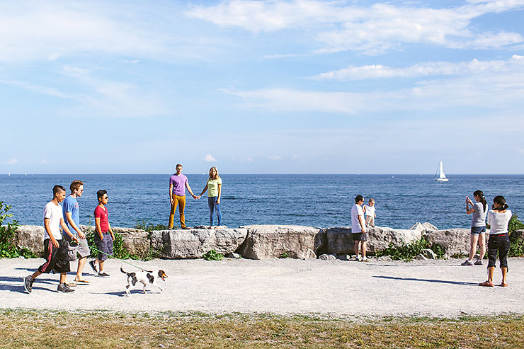 6-Creative-engagement-session-at-the-Scarborough-Bluffs.jpg